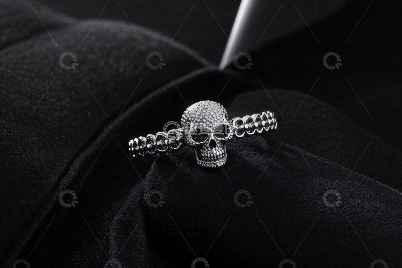 高清大图下载【趣麦麦图】黑色背景上的骷髅头金属戒指