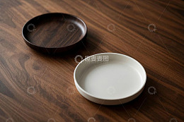 木质桌面上的两个盘子