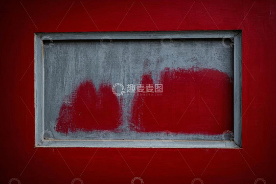 红色背景上的灰色窗口纹理
