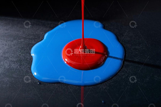红蓝油漆滴落混合画面
