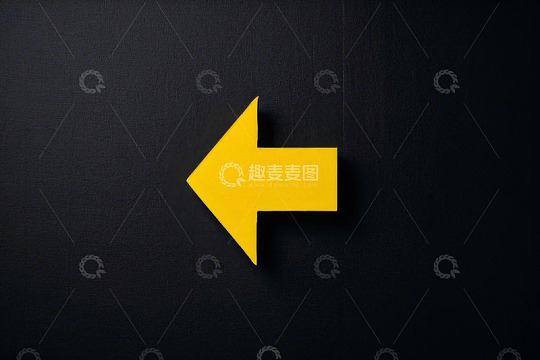 黑色背景上的黄色箭头标志