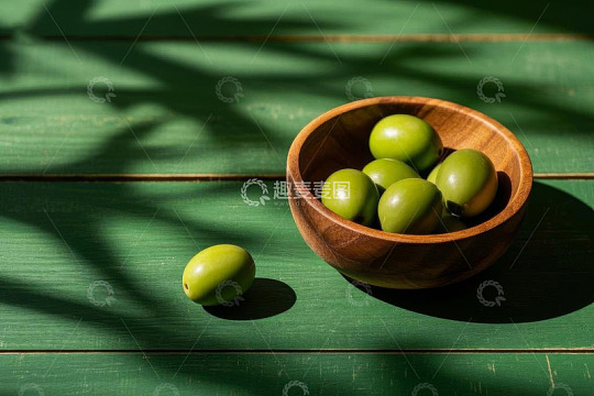 木碗中盛放的绿色橄榄