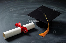毕业帽与绑红丝带的毕业证书