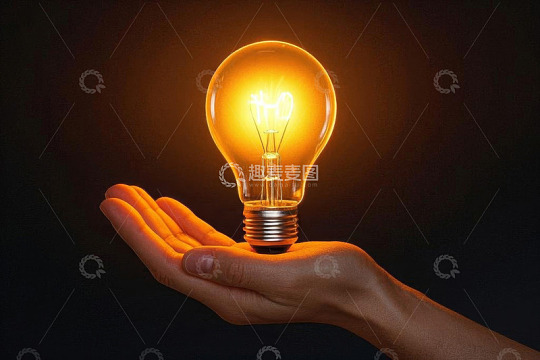 手掌托举发光灯泡
