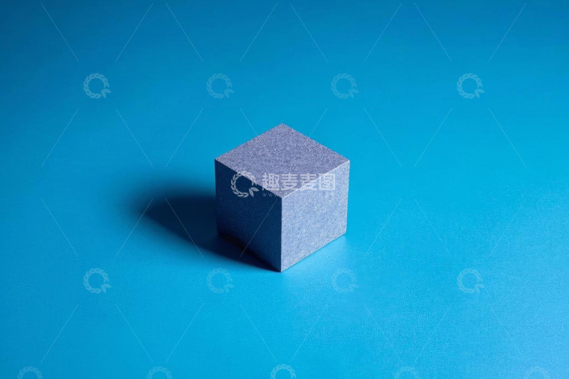 高清大图下载【趣麦麦图】蓝色背景上的灰色立方体