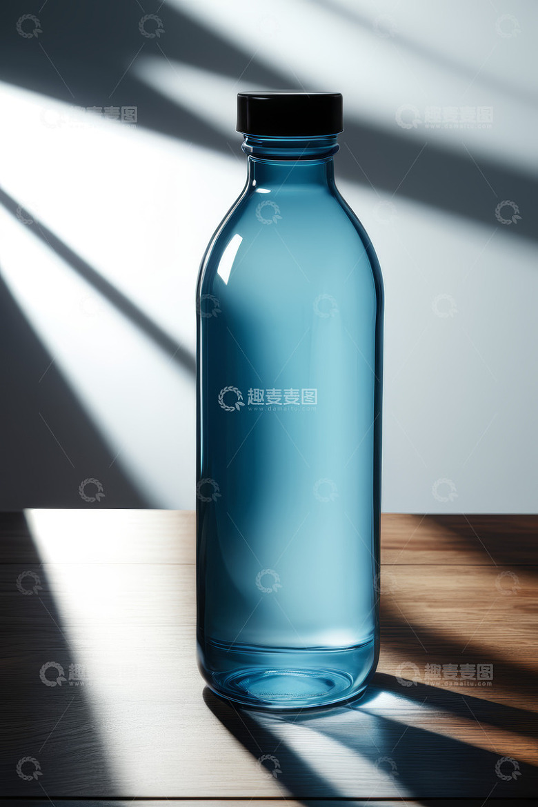 蓝色玻璃瓶置于木质桌面上
