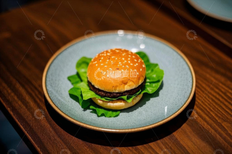高清大图下载【趣麦麦图】木桌上盘子里的汉堡美食