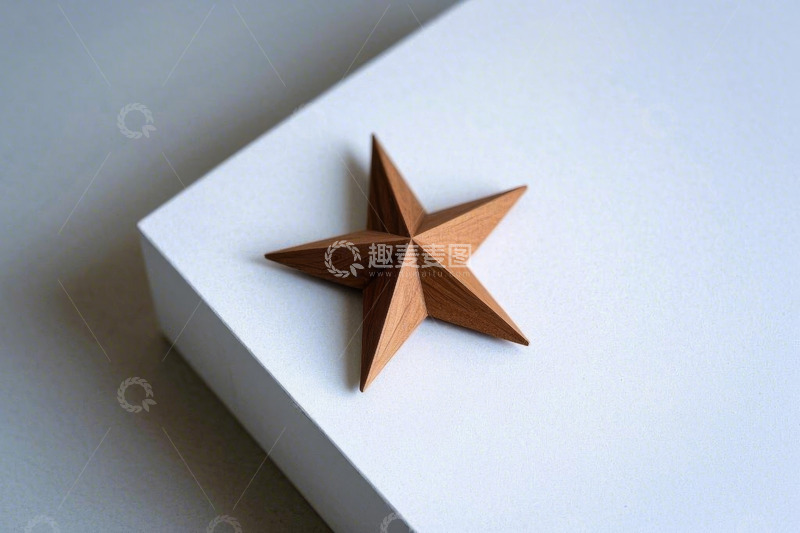 高清大图下载【趣麦麦图】白色平台上的木质五角星摆件