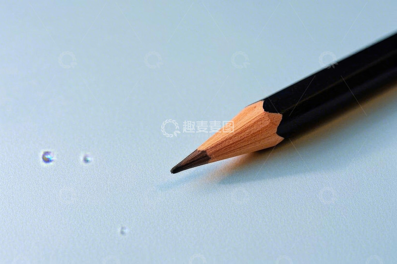 高清大图下载【趣麦麦图】黑色铅笔置于浅色背景上
