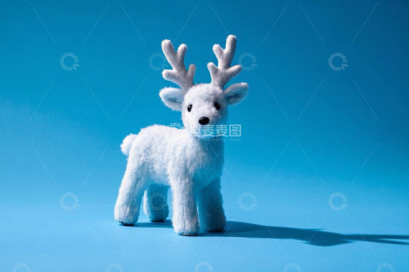 高清大图下载【趣麦麦图】蓝色背景白色毛绒小鹿摆件