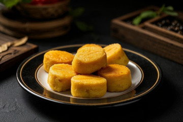盘中的美味黄色糕点