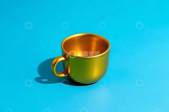 蓝色背景上的金色咖啡杯