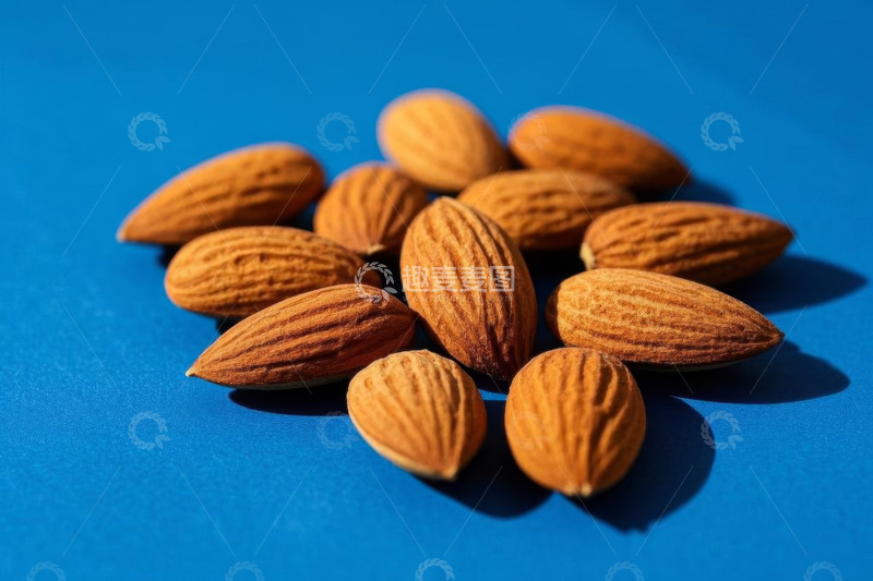 高清大图下载【趣麦麦图】蓝色背景上的杏仁特写