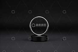 黑色底座上的银色圆环静物