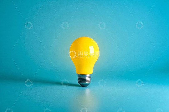 蓝色背景上的黄色灯泡