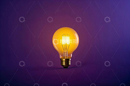 紫色背景发光灯泡