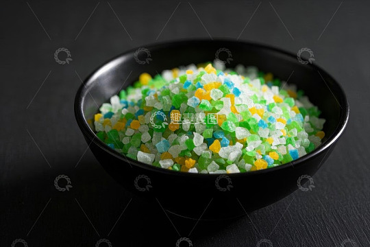 黑色碗中多彩糖粒特写