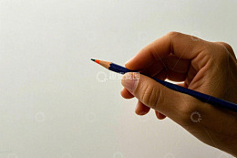 手持蓝色铅笔特写画面