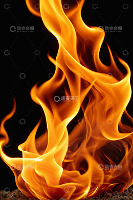 黑色背景上的燃烧火焰