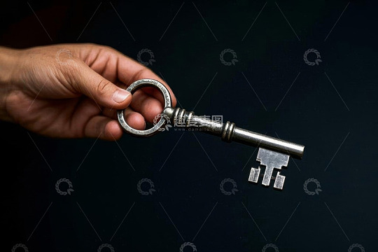 手持复古金属钥匙特写