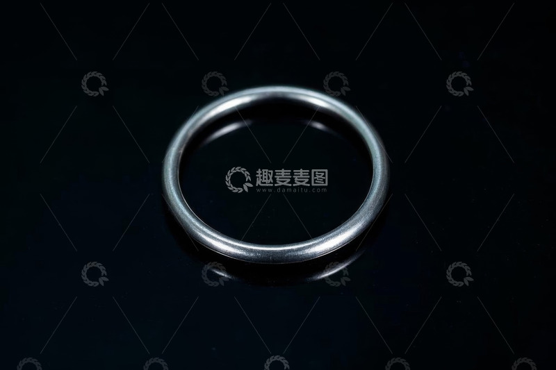 高清大图下载【趣麦麦图】银色戒指特写素材