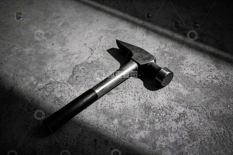 水泥地面上的金属锤子