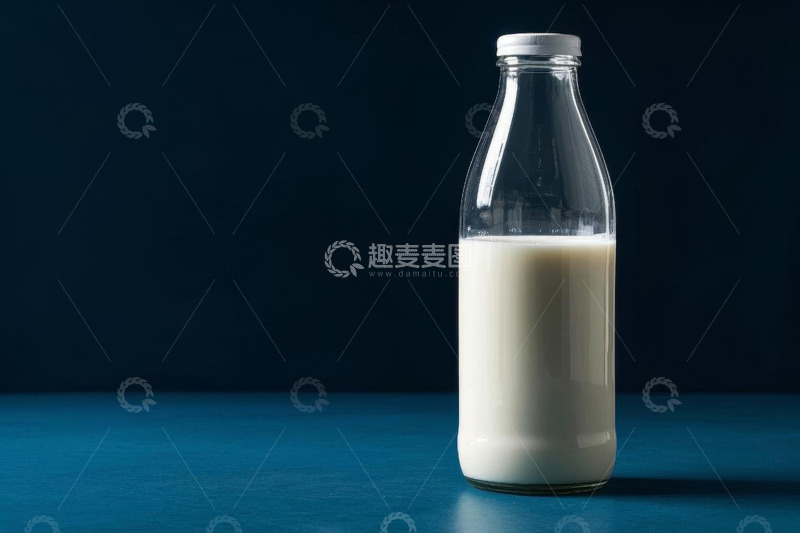 高清大图下载【趣麦麦图】玻璃瓶中装着的白色牛奶