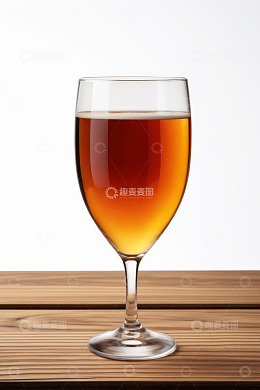 木质桌面上的玻璃酒杯饮料