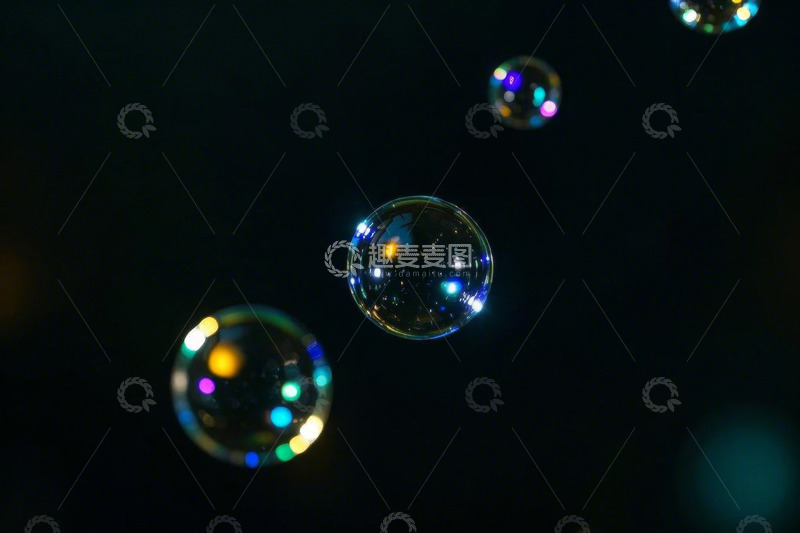 高清大图下载【趣麦麦图】黑色背景下漂浮的彩色肥皂泡
