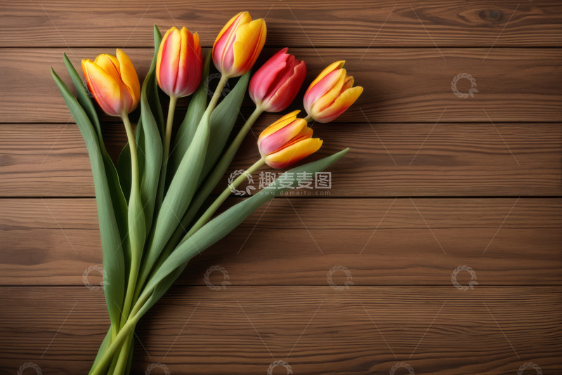 高清大图下载【趣麦麦图】木质背景上的红黄郁金香花束