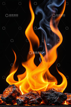 燃烧的火焰与炭火特写