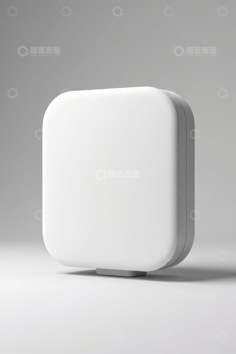 高清大图下载【趣麦麦图】带卡通表情的玻璃杯装蓝色液体