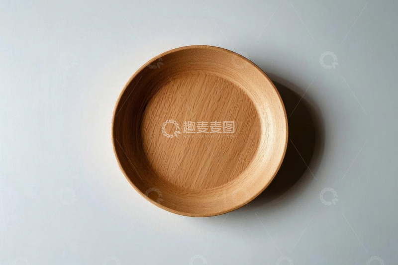 高清大图下载【趣麦麦图】浅色背景上的木质餐盘