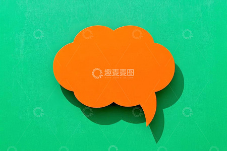 绿色背景上的橙色对话气泡