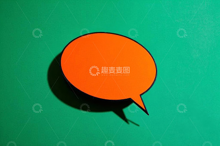 绿色背景上的橙色对话气泡