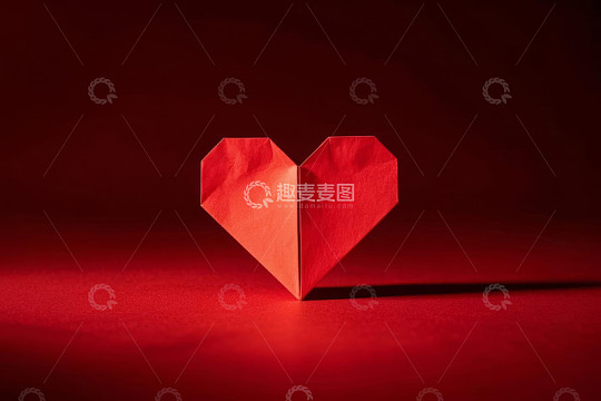 红色折纸爱心特写