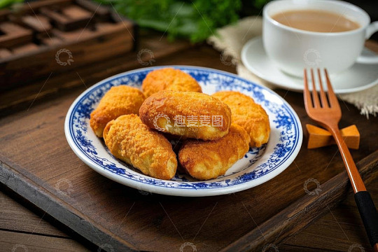 蓝白瓷盘油炸小吃配茶饮