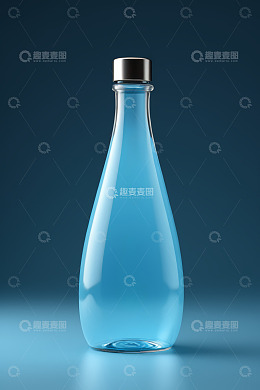 蓝色背景透明玻璃水瓶