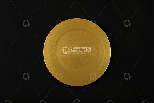 黑色背景上的金色圆盘