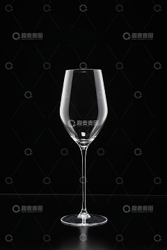透明高脚玻璃酒杯特写