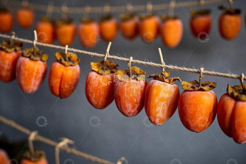 高清大图下载【趣麦麦图】晾晒在绳上的橙色柿子