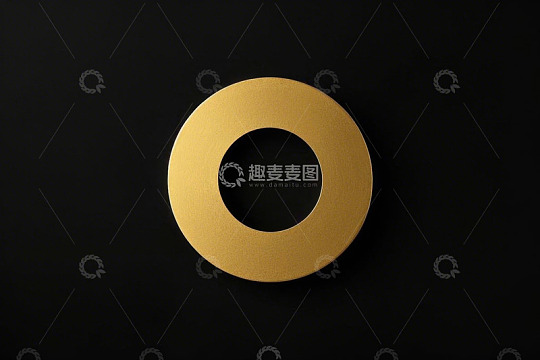 黑色背景上的金色圆形物体