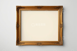 金色装饰画框挂于白墙