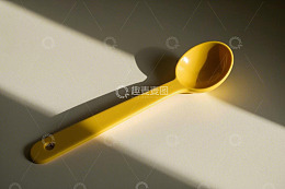 黄色勺子特写素材