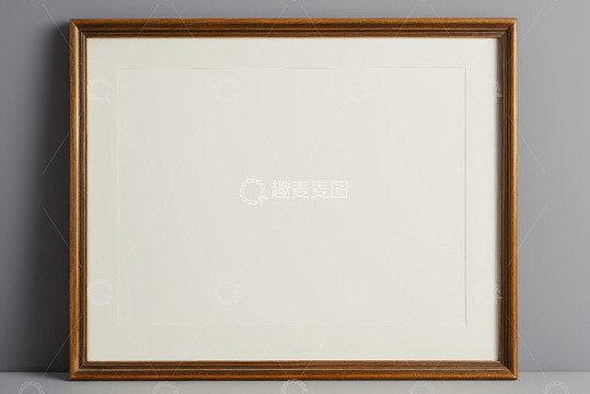 靠墙摆放的木质相框