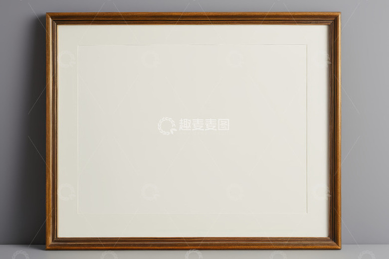 靠墙摆放的木质相框