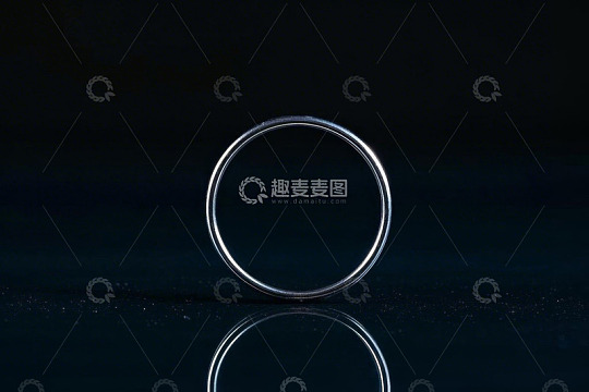 金属戒指特写静物素材