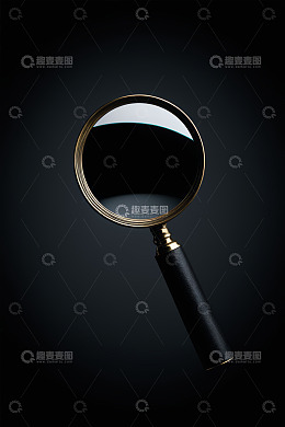 黑色背景下的金属放大镜