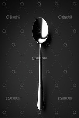 黑色背景下的金属勺子特写