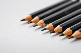 整齐排列的黑色铅笔